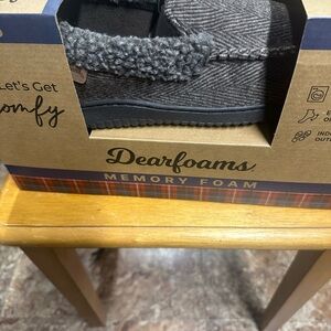 BNB Men’s DearFoams Slippers in Light Brown Size M (9-10)